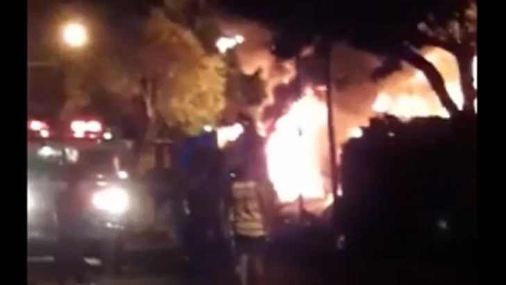 Un feroz incendio invadió una fábrica de plástico en la zona