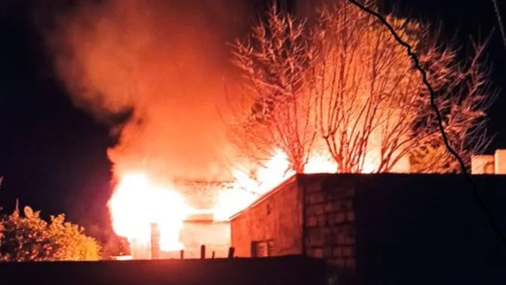 Quiso hacer un asado pero terminó en un impresionante incendio
