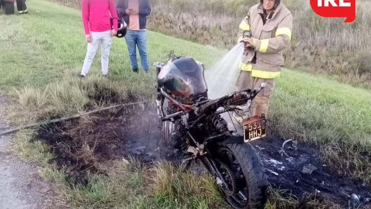 Viajaba en autopista en moto, sufrió un desperfecto y se incendió por completo