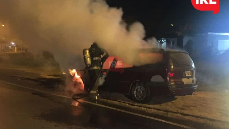 Viajaba desde Puerto hacia autopista y se le incendió el auto: Resultó ileso