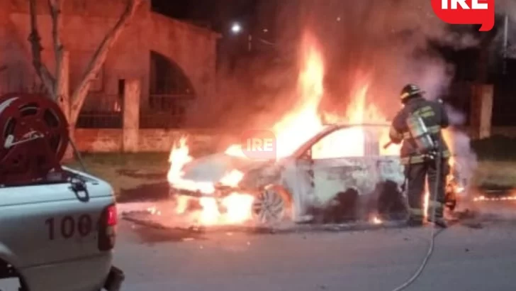 Se incendió por completo el auto de un vecino de Timbúes durante la madrugada