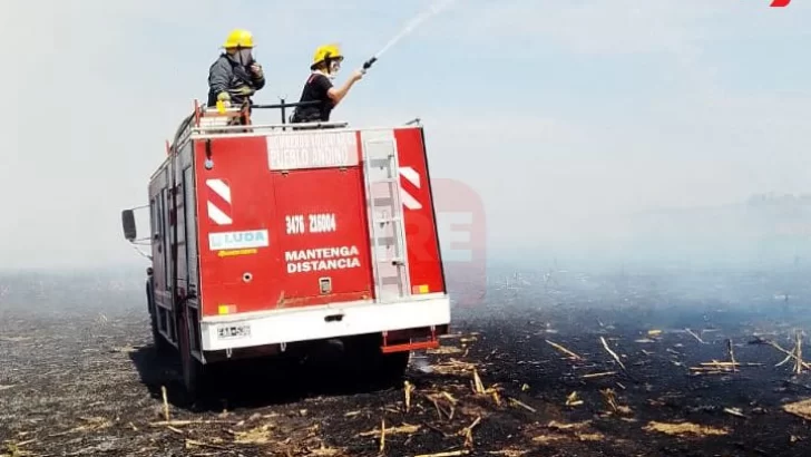 Un cable cayó al suelo y provocó un incendio de pastizales en un campo de Aldao