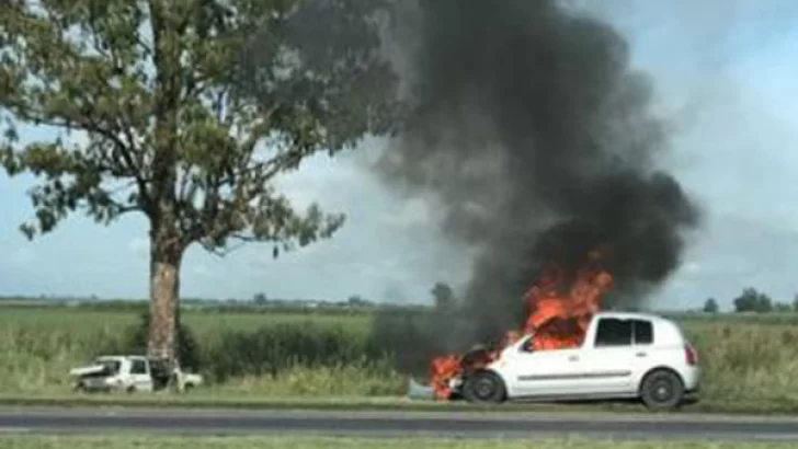 Un auto se prendió fuego tras chocar con otro en la autopista