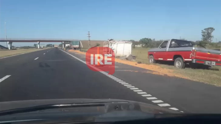 Autopista: impactante choque y vuelco entre dos camiones