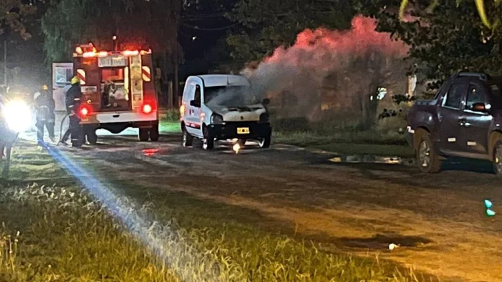 Una kangoo sufrió un desperfecto y comenzó a incendiarse en Pueblo Andino