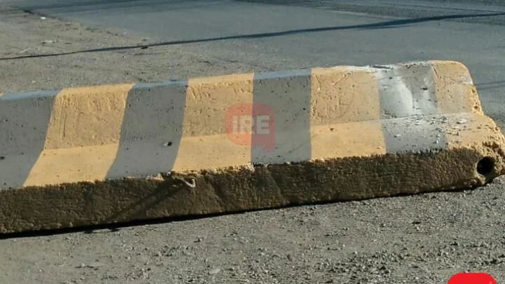 A una semana de colocada, apareció una barrera jersey chocada en La Ribera