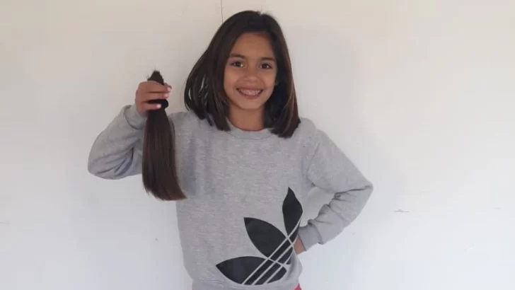 Una nena de diez años decidió cortarse el pelo para ayudar