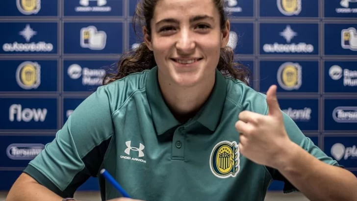 Lara López firmó su primer contrato profesional con Rosario Central