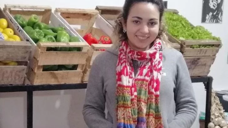 Su profesión está parada, cobró la IFE y lo invirtió en una verdulería