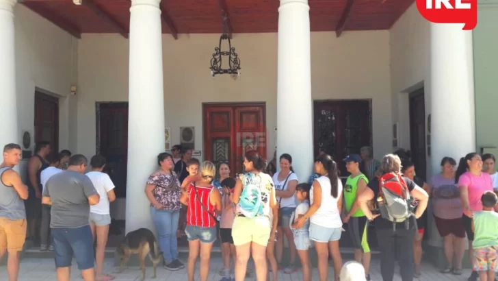 Vecinos se manifestaron en la comuna por las dos profesoras desvinculadas del Poli