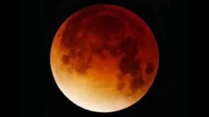 Una noche para mirar el cielo: habrá un eclipse lunar