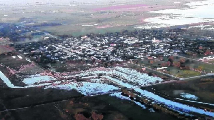 Alertan a bomberos por la crecida de la laguna de Melincué