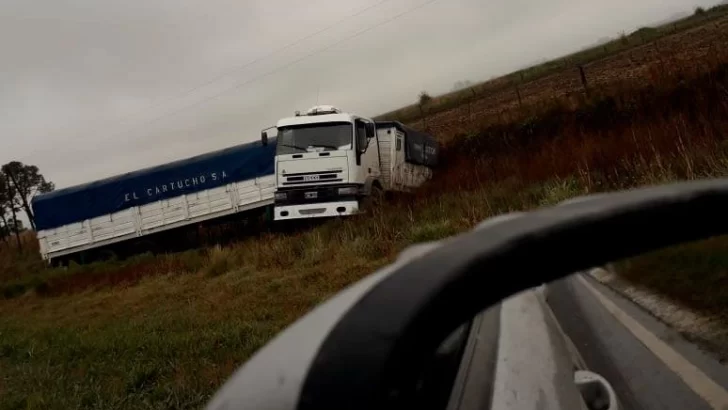 Dos camiones terminaron en la banquina entre Serodino y Totoras