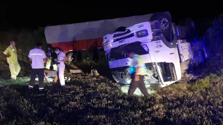 Un camión que circulaba por autopista protagonizó un vuelco en Monje
