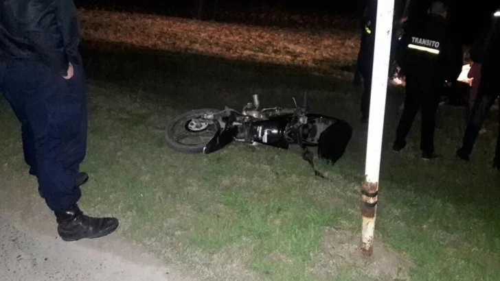 Perdió el control de la moto e impactó contra un poste de luz