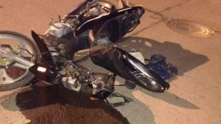 Un auto chocó a una moto y se dio a la fuga en pleno centro