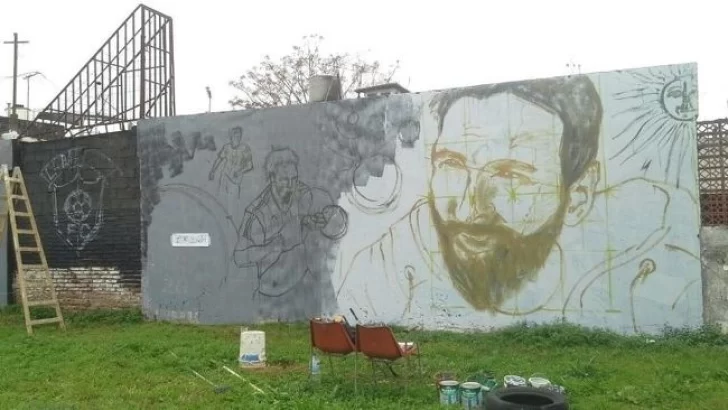 Un artista santafesino pintó un mural para homenajear a Messi