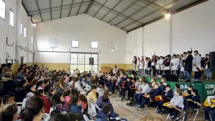 A sala llena se presentó la Escuela Orquesta Serodinense