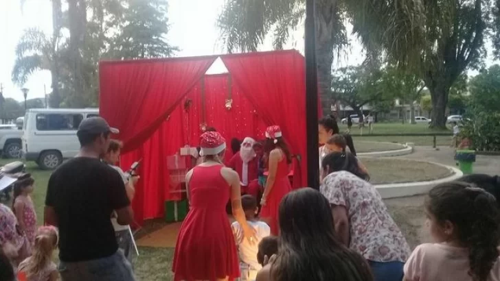 Papá Noel paso por Oliveros con la feria de Fundación Abba