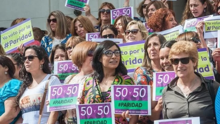Piden a Fascendini que trate en el Senado la Ley de Paridad