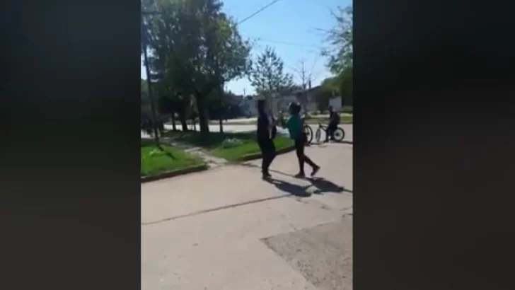 Dos adolescentes discutieron y terminaron a los golpes