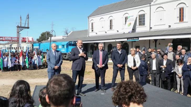 Perotti salió desde Rosario en el viaje inaugural del tren: “Dará progreso a la región”