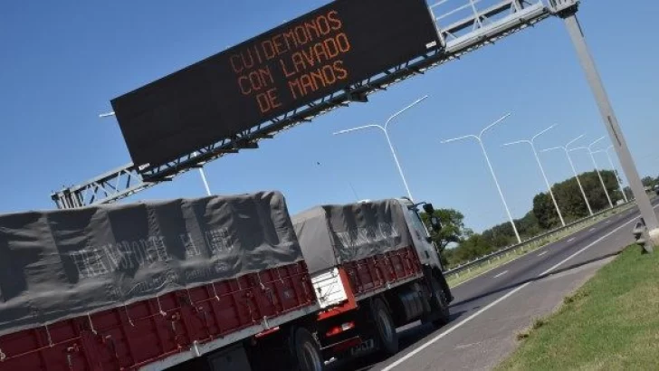 Un camión despistó y volcó en autopista a la altura de Monje: Dos heridos