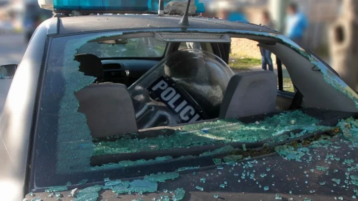 Batalla campal en Andino: Hirieron a dos policías y rompieron un patrullero