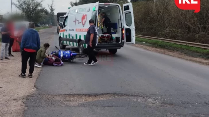 Una joven quiso esquivar un bache y se cayó de la moto en ruta 11