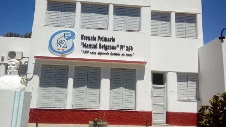Centenario: La Escuela Manuel Belgrano luce nuevo cartel