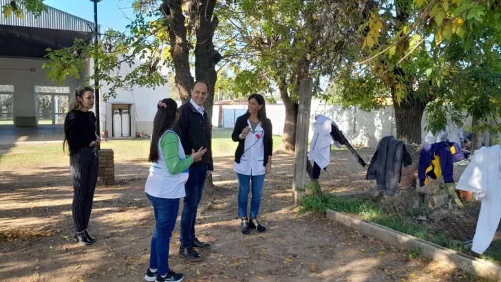 Rasetto visitó la biblioteca y la escuela primaria con reconocimientos y aportes