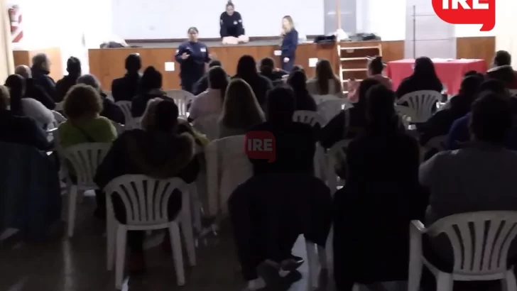 Bomberos brindaron capacitación de RCP a los alumnos del Cecla