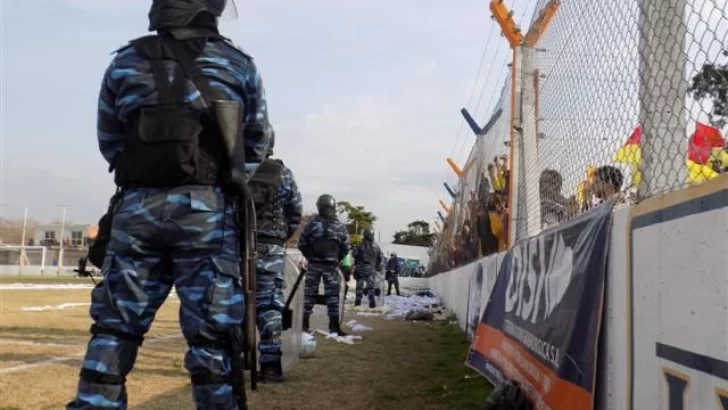 Un partido de infantiles terminó en disturbios: Echaron al Dt y tres comisarías enviaron refuerzos