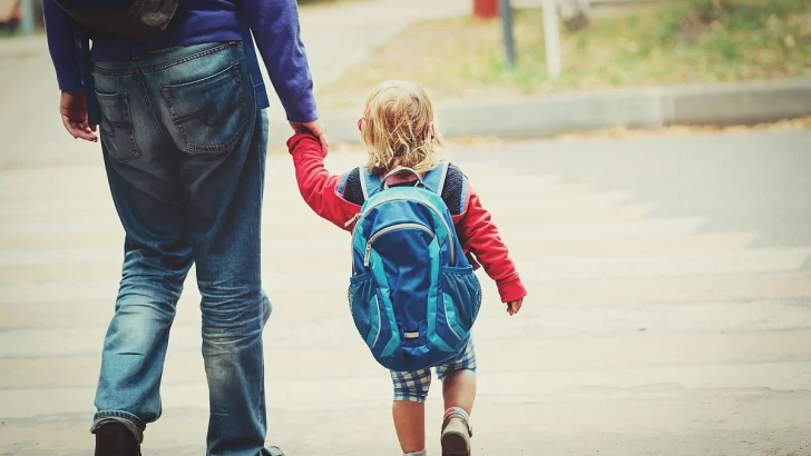 Autorizan a que hijos de padres separados puedan cambiar de casa