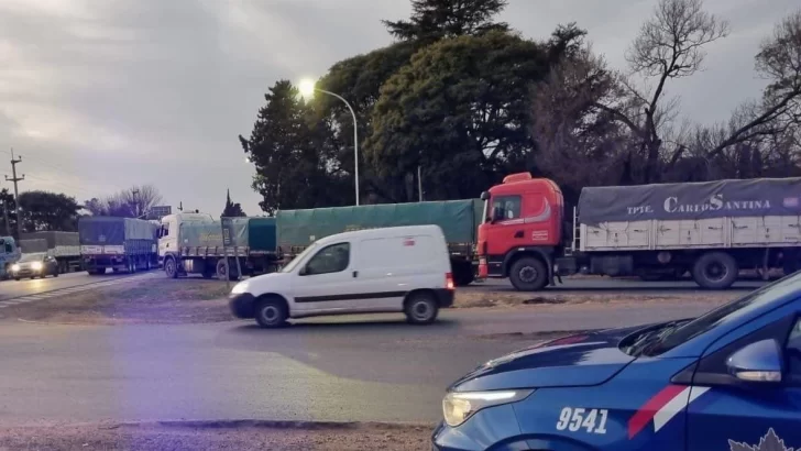 Camioneros cortaron en La Ribera por falta de gasoil y hay desvíos de colectivos
