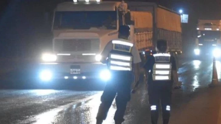 Chocó un rociador, lesionó a trabajadoras y se dio a la fuga