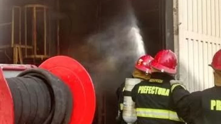 Prefectura sofocó un incendio de magnitud en el Cordón Industrial