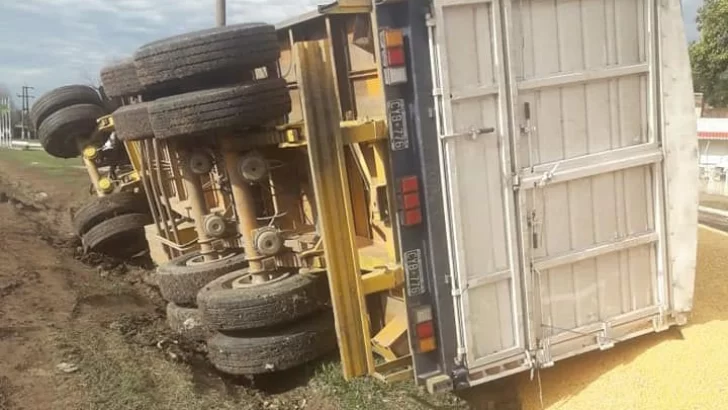 Un camión volcó en el ingreso a Serodino: No hay heridos