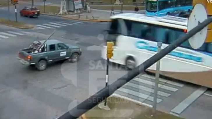 Un galvense cruzó un semáforo en rojo y embistió a una camioneta