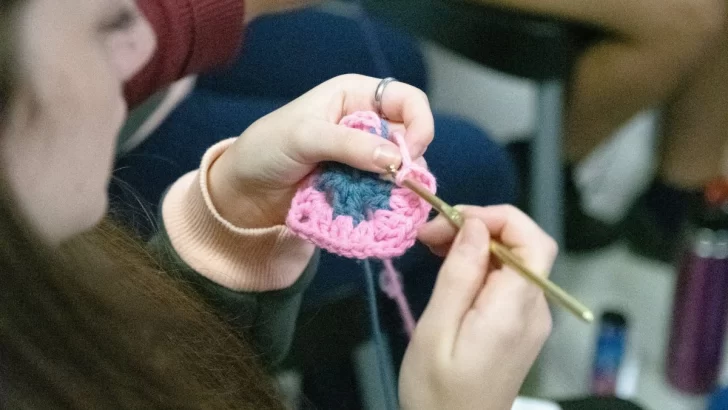 Tu cuadradito abriga: Aldao impulsó un “tejido solidario” para ayudar a combatir el frío