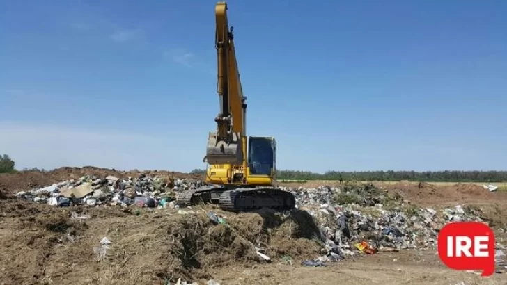 Denuncian a la Comuna por enterrar basura en un loteo privado.