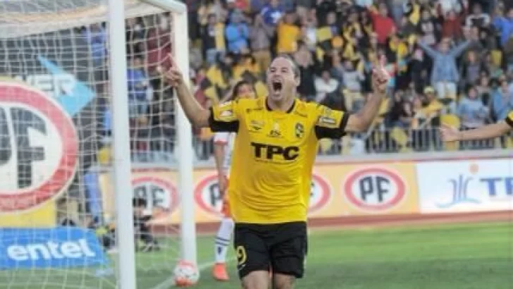 Tevez se luce en el fútbol de Ecuador por sus goles y sencillez