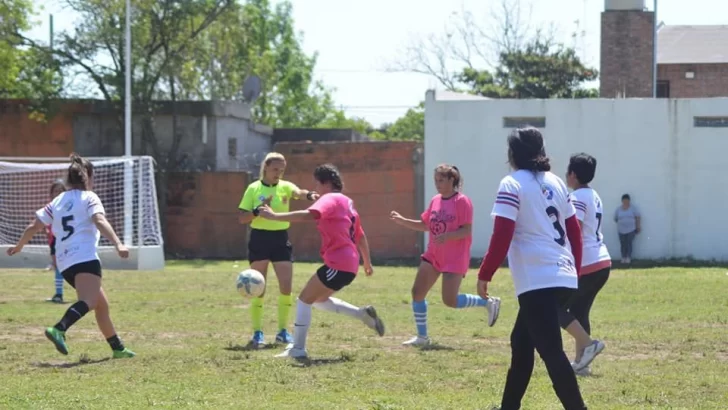 Unas 70 chicas disfrutaron del encuentro de fútbol femenino en Timbúes