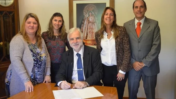 La comuna firmó con convenio y capacita junto a la UCA