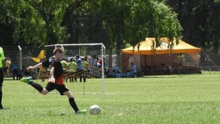 Tobi es de Gaboto y necesita ayuda para cumplir su sueño de jugar en Chacarita