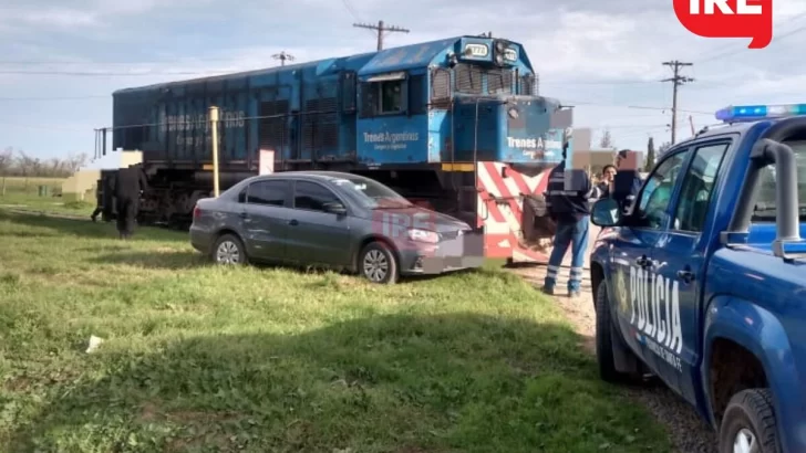 Fue un susto: Un auto chocó contra la locomotora del tren en Timbúes