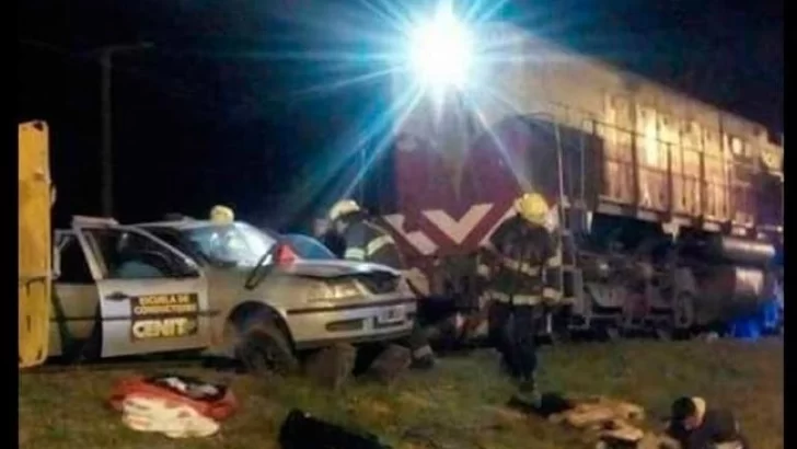 Un tren arrastró más de 300 metros un auto: Una mujer atrapada