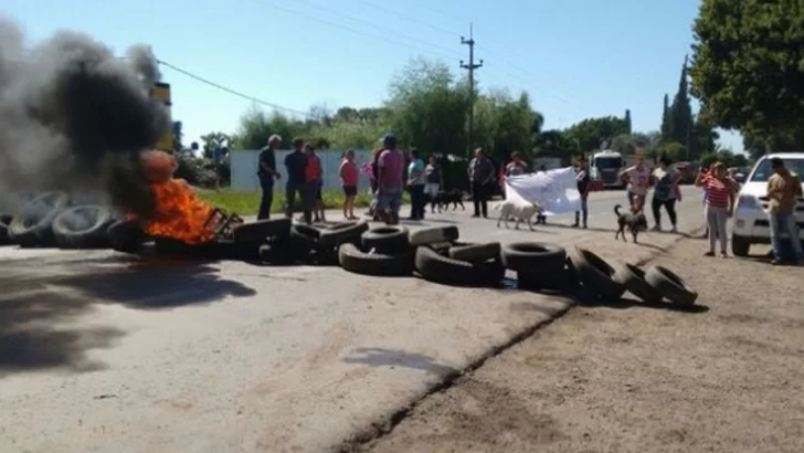 Otra vez el caos de camiones y los vecinos salen a reclamar