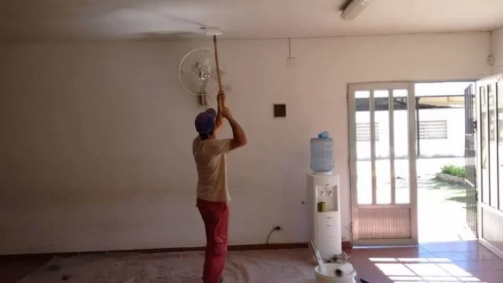 Padres de la cooperadora 980 realizaron una jornada para pintar la escuela