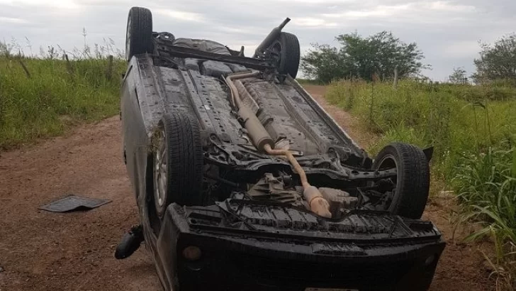 Despistó y cayó por un puente de la autopista: salió ileso